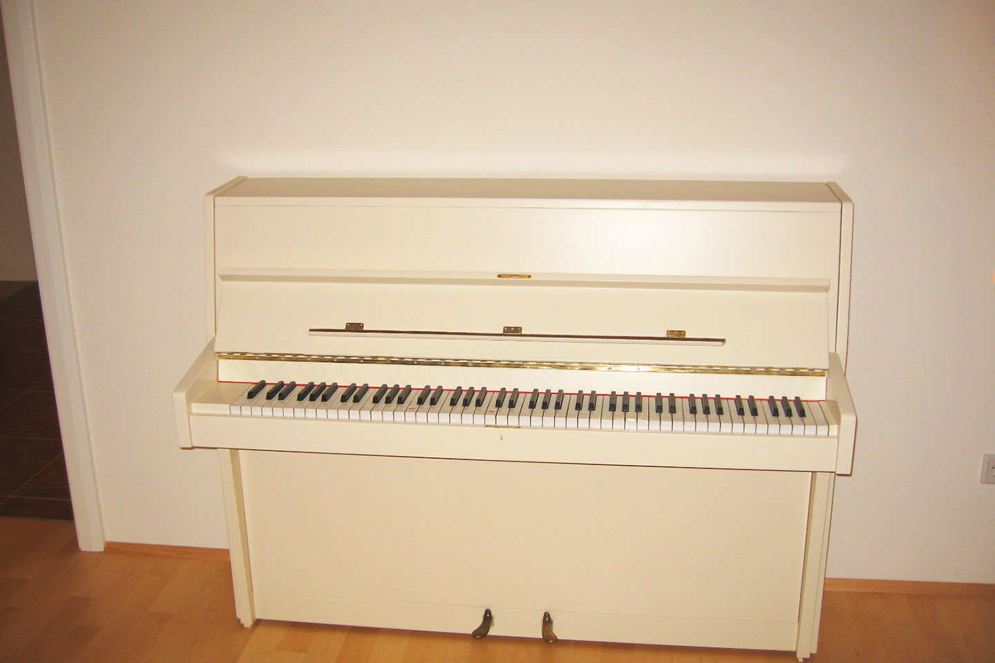 Weiß lackiertes Klavier
